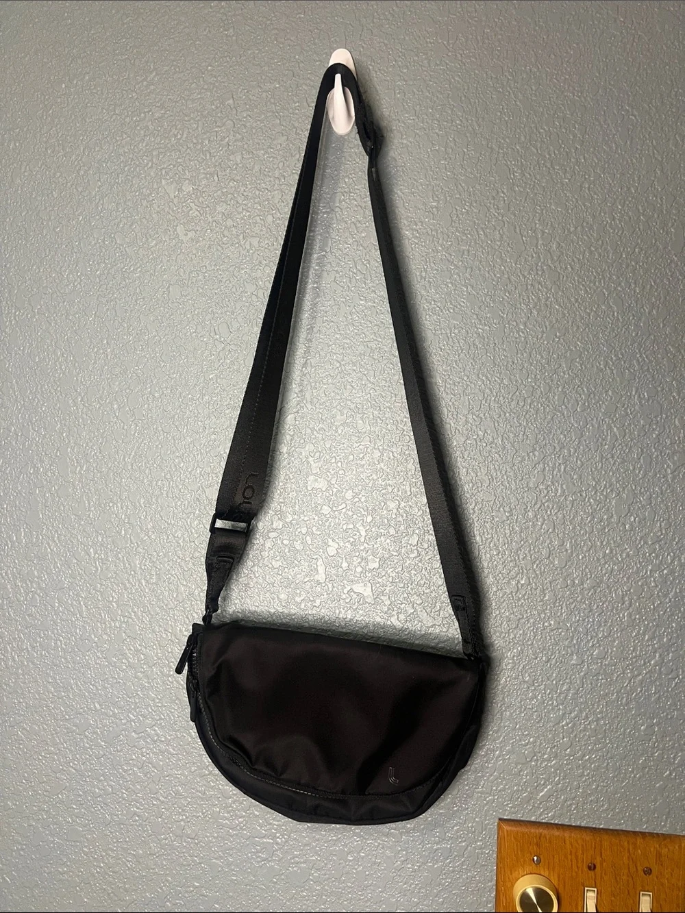 LOLE Adjustable Crossbody Bag Flap Magnetic Closure One Size Purse Bag BLACK